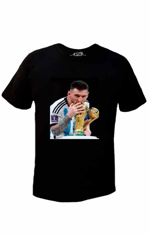 Remeras hombre clásicas básicas negra estampada con Messi besando la copa del mundo
