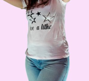 Remera estampadas live a lithe con brillo.