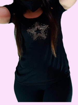 Remera con apliques estrellas y tachas con brillo.