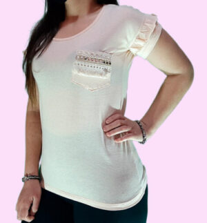 Remera con bolsillo puntilla en manga con volado.