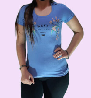 Remera m/corta estampada, pájaro con flores make magic.
