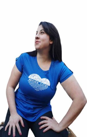 Remera con charretera de algodón liviano estampada.