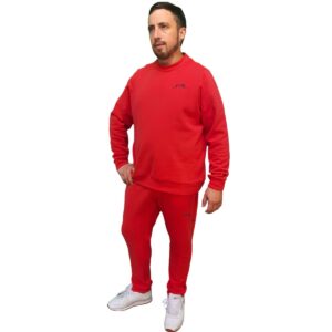 Sumérgete en la comodidad y el estilo con nuestro conjunto de jogging clásico de friza, diseñado para satisfacer tus necesidades de confort y moda. Confeccionado con tela suave y de alta calidad, este conjunto ofrece un ajuste perfecto que te permite moverte con libertad en cualquier actividad que realices.